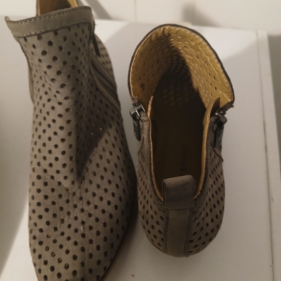 Women's handbags,shoes, - Picture 6 of 8